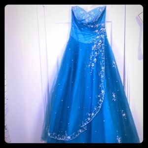 Beautiful prom dress, very full lots of beading